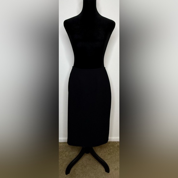 Jones Studio black pencil skirt fully lined with zipper back knee length size 4 - Picture 3 of 7